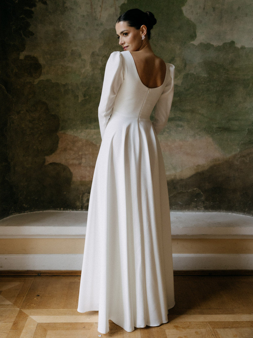 Zofia - wedding dress with square neckline and long sleeves with buffets - Kulunove image 3