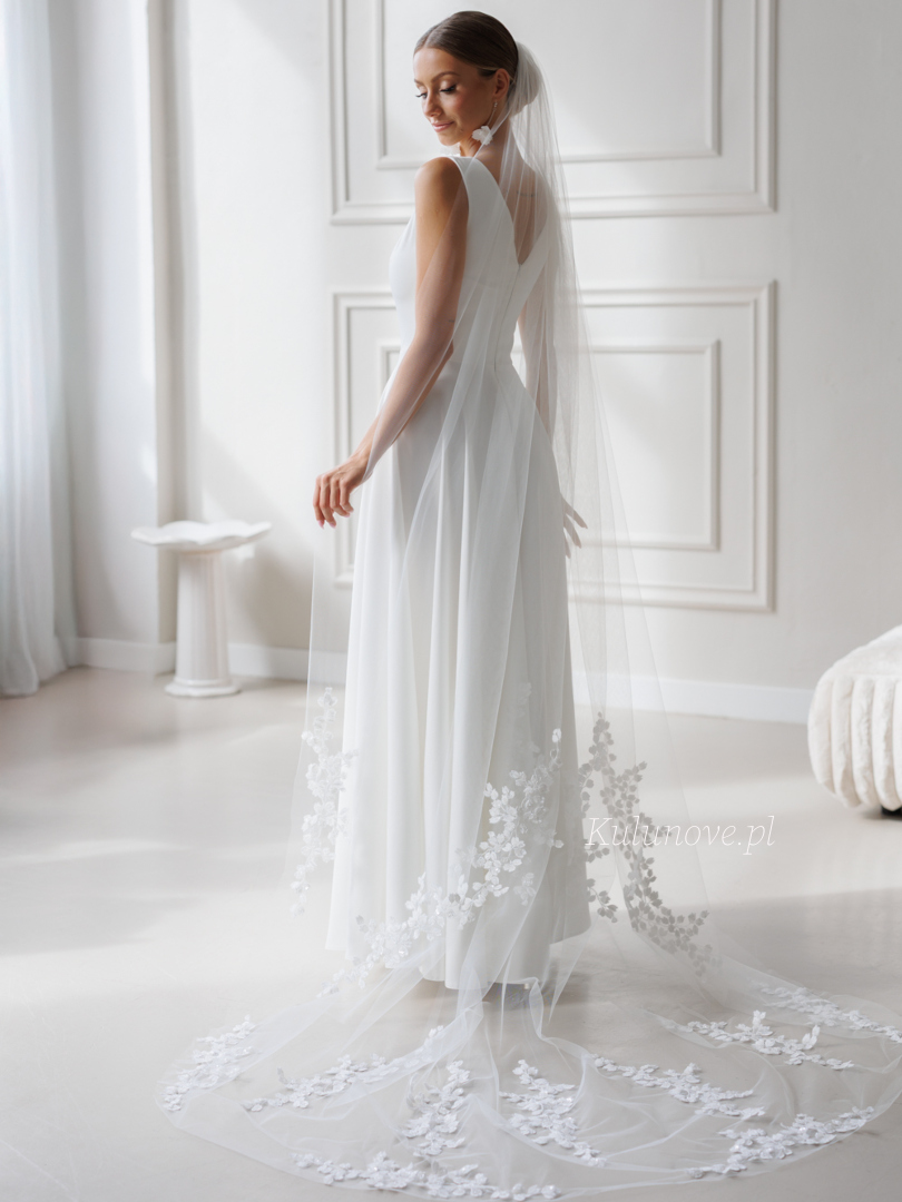 Cathedral wedding veil decorated with subtle floral appliqués - Kulunove image 2