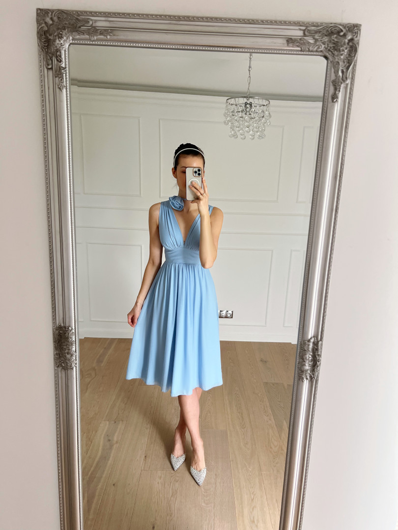 Penelope - blue knee-length dress on thicker straps with tied flower - Kulunove image 3