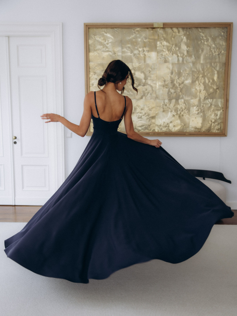 Elisabeth maxi - navy blue dress with a very open bottom with an overlapping neckline - Kulunove image 2