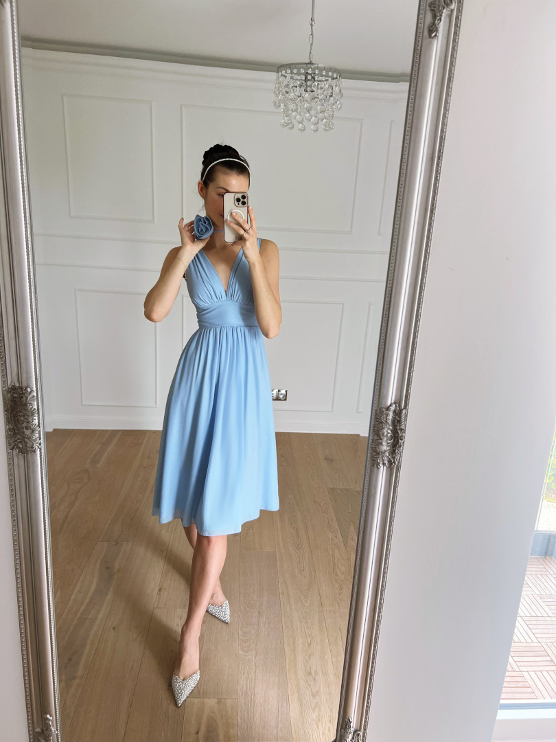 Penelope - blue knee-length dress on thicker straps with tied flower - Kulunove image 2