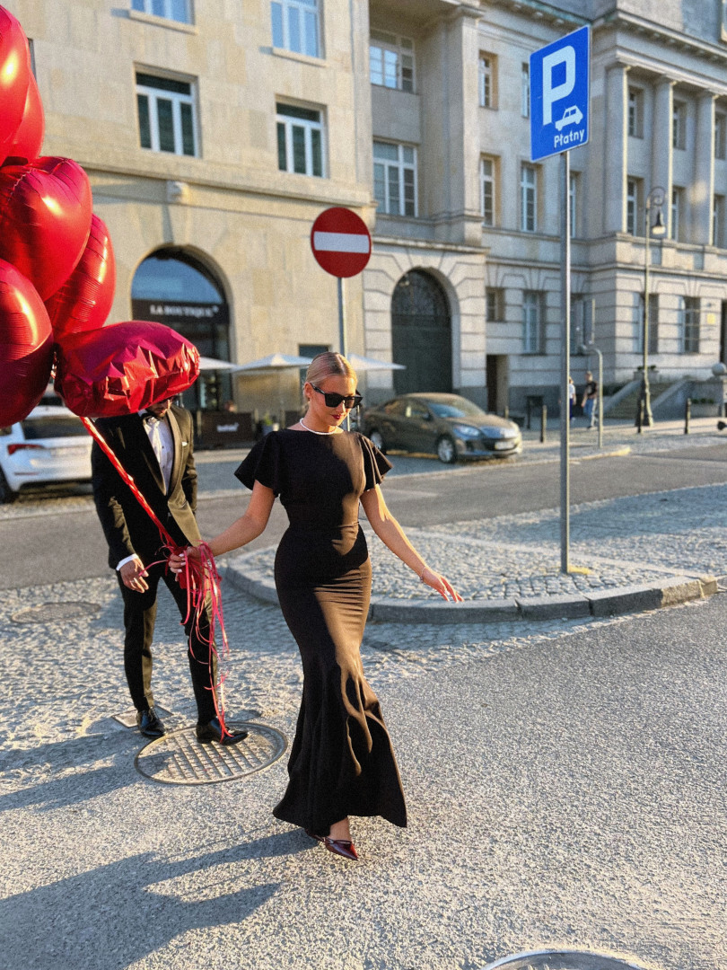 Brenda - black dress with open back with ruffles on the sleeves with a fishtail cut - Kulunove image 3