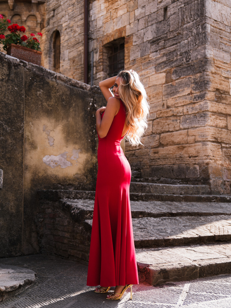 Dakota - red dress of a fitted cut with a striking neckline on the back - Kulunove image 1