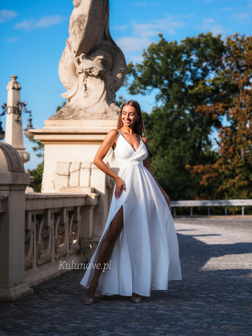 Elisabeth II - simple strapless wedding dress with envelope neckline - Kulunove image 3