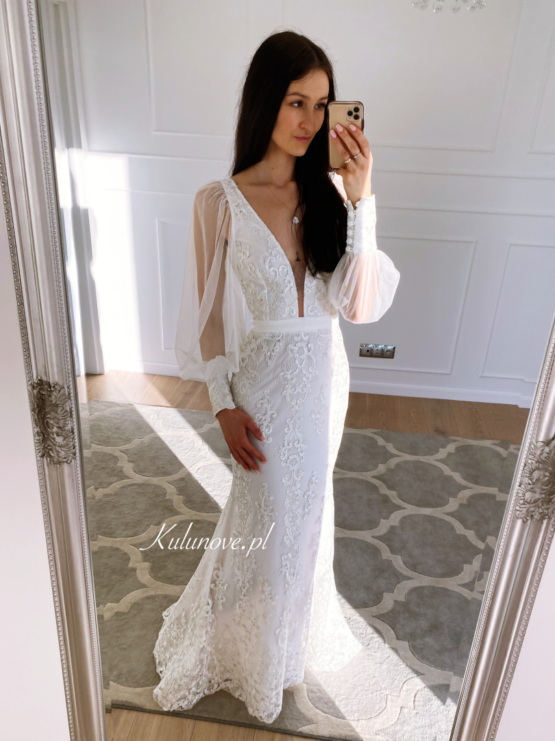 Aurora - lace wedding dress in the shape of a fishtail with a train - Kulunove image 4