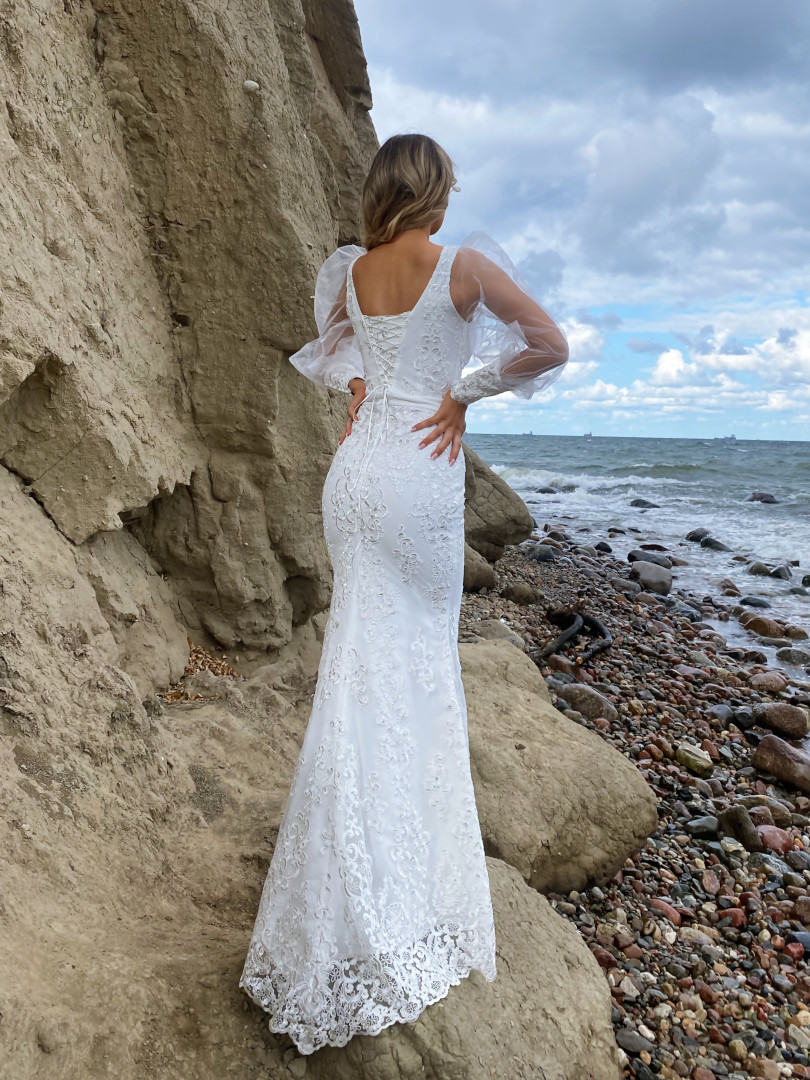 Aurora - lace wedding dress in the shape of a fishtail with a train - Kulunove image 2