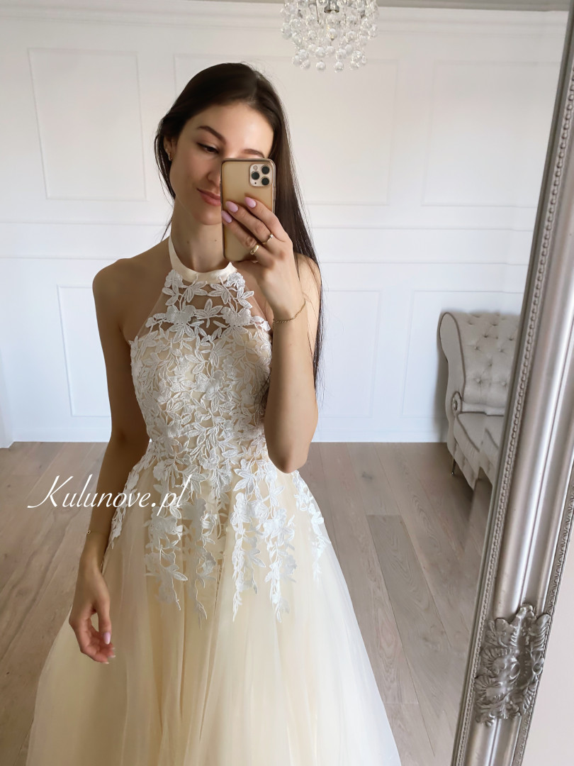 Sisi - cream colored wedding dress decorated with white lace - Kulunove image 2