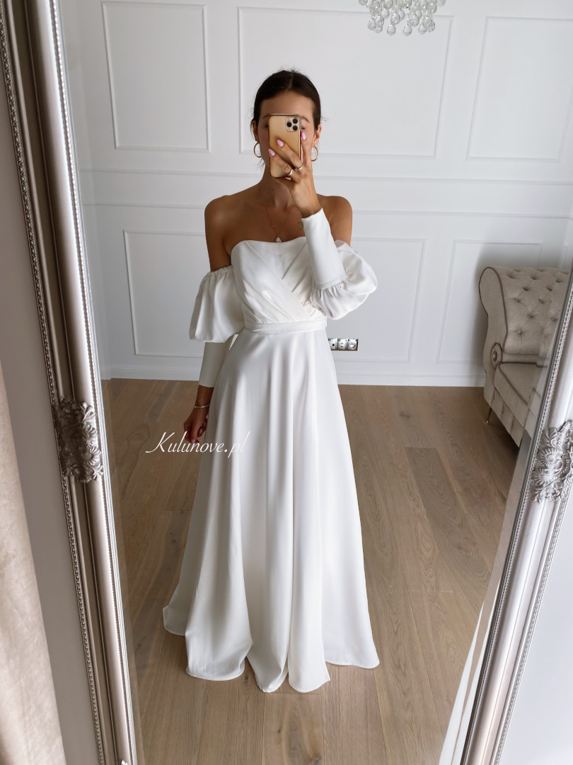 Antoinette - simple wedding dress with buffets - Kulunove image 3