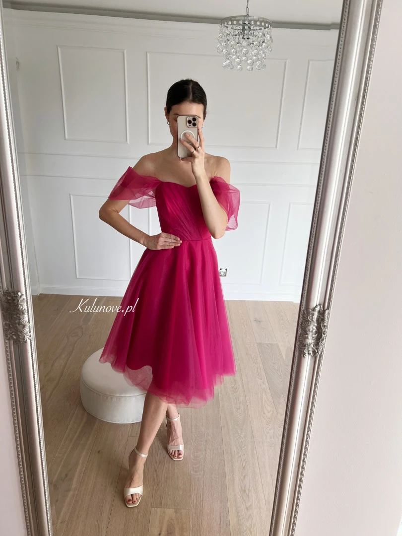 Selena tulle midi dress with falling sleeves in fuchsia color