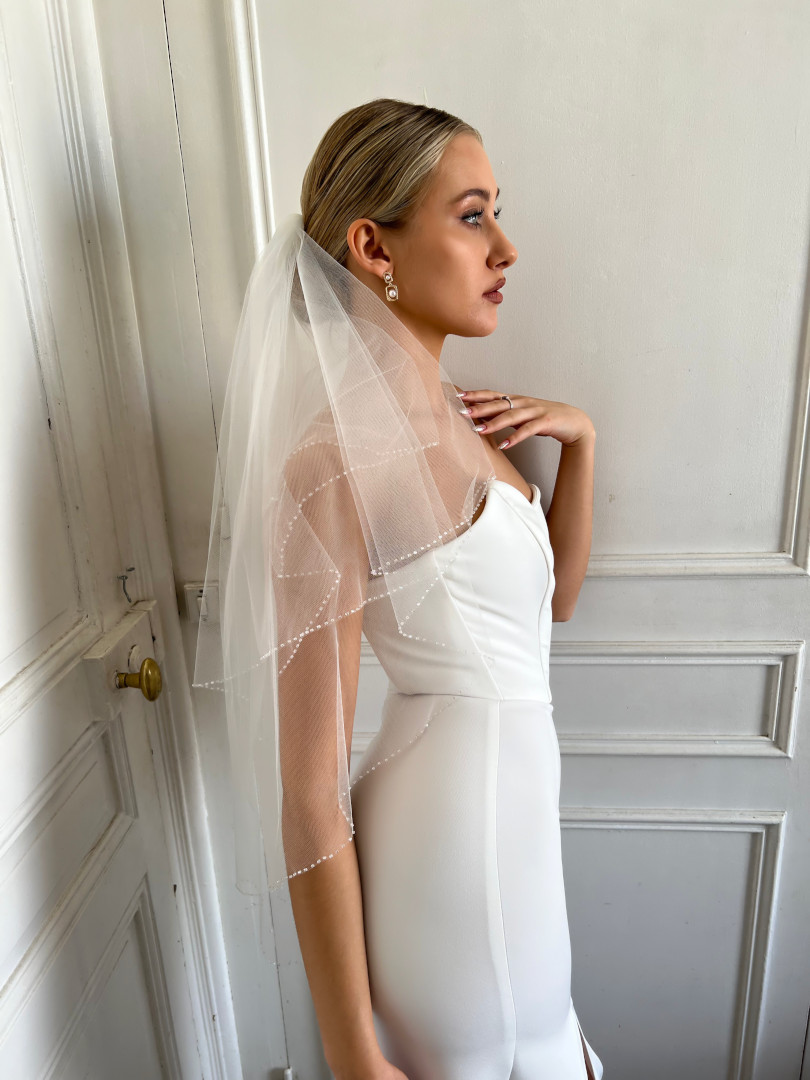 Short wedding veil, delicately decorated with beads - Kulunove image 3