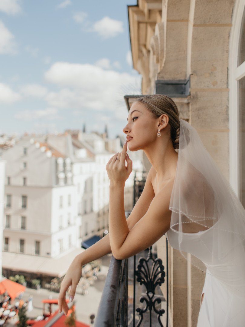 Short wedding veil, delicately decorated with beads - Kulunove image 2