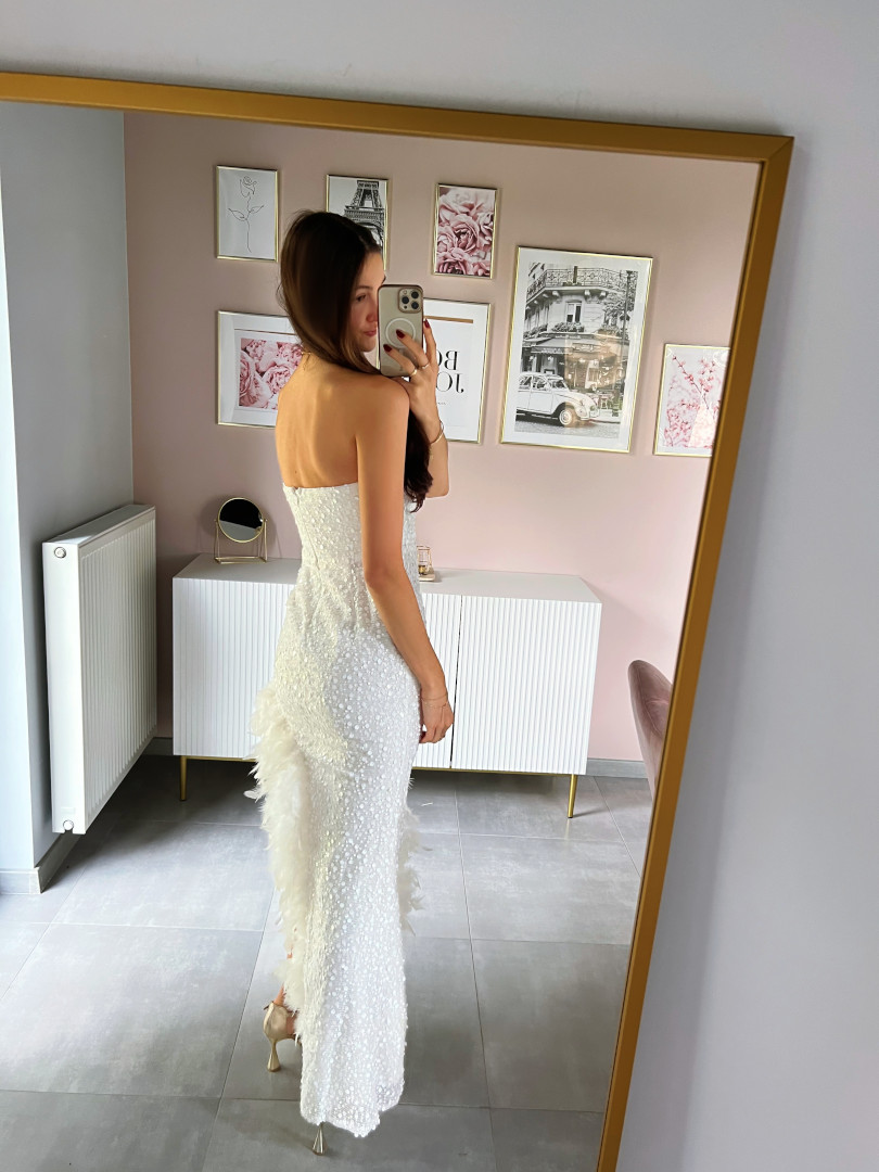 Monroe - asymmetrical sequin white dress with feathers and open shoulders - Kulunove image 4