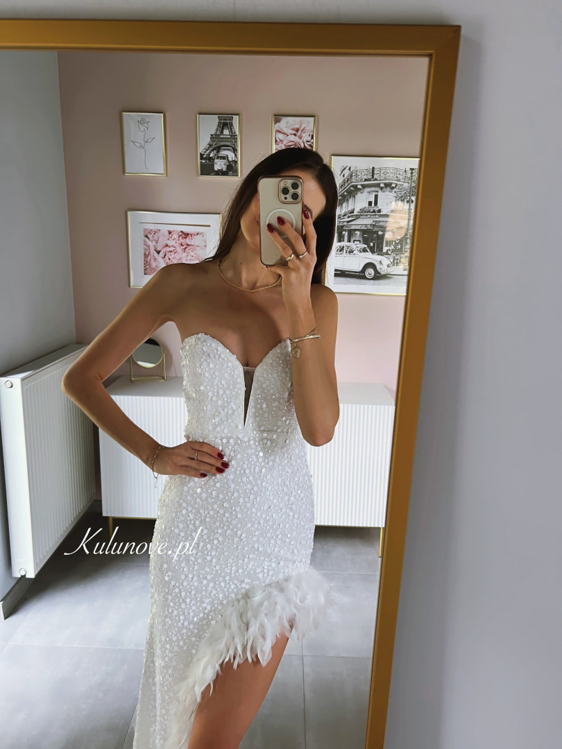 Monroe - asymmetrical sequin white dress with feathers and open shoulders - Kulunove image 3
