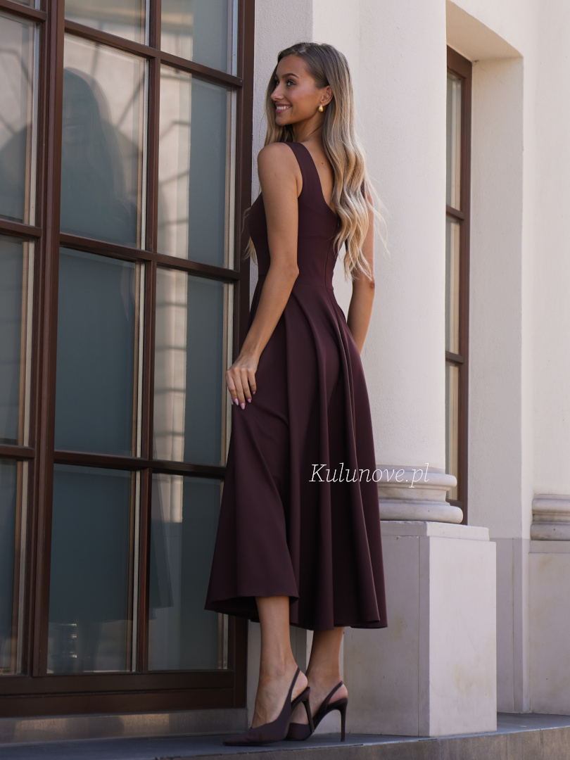 Karlie midi - chocolate midi strapless dress with a straight neckline - Kulunove image 2