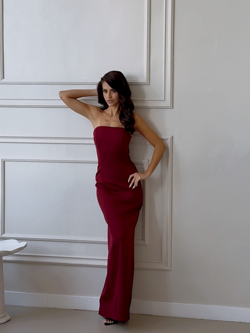 Liv maxi - maroon timeless creation with a clinging top and a striking cut-out at the back - Kulunove image 1