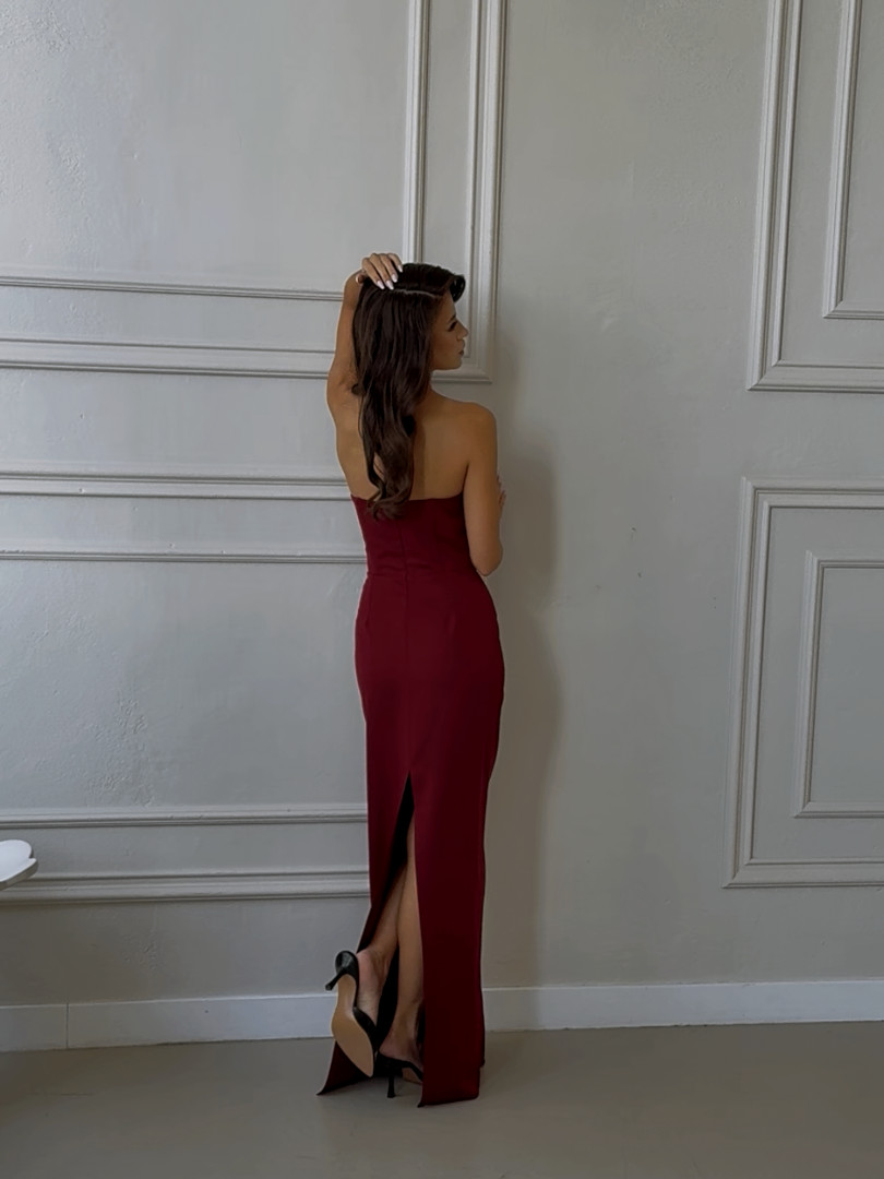 Liv maxi - maroon timeless creation with a clinging top and a striking cut-out at the back - Kulunove image 3