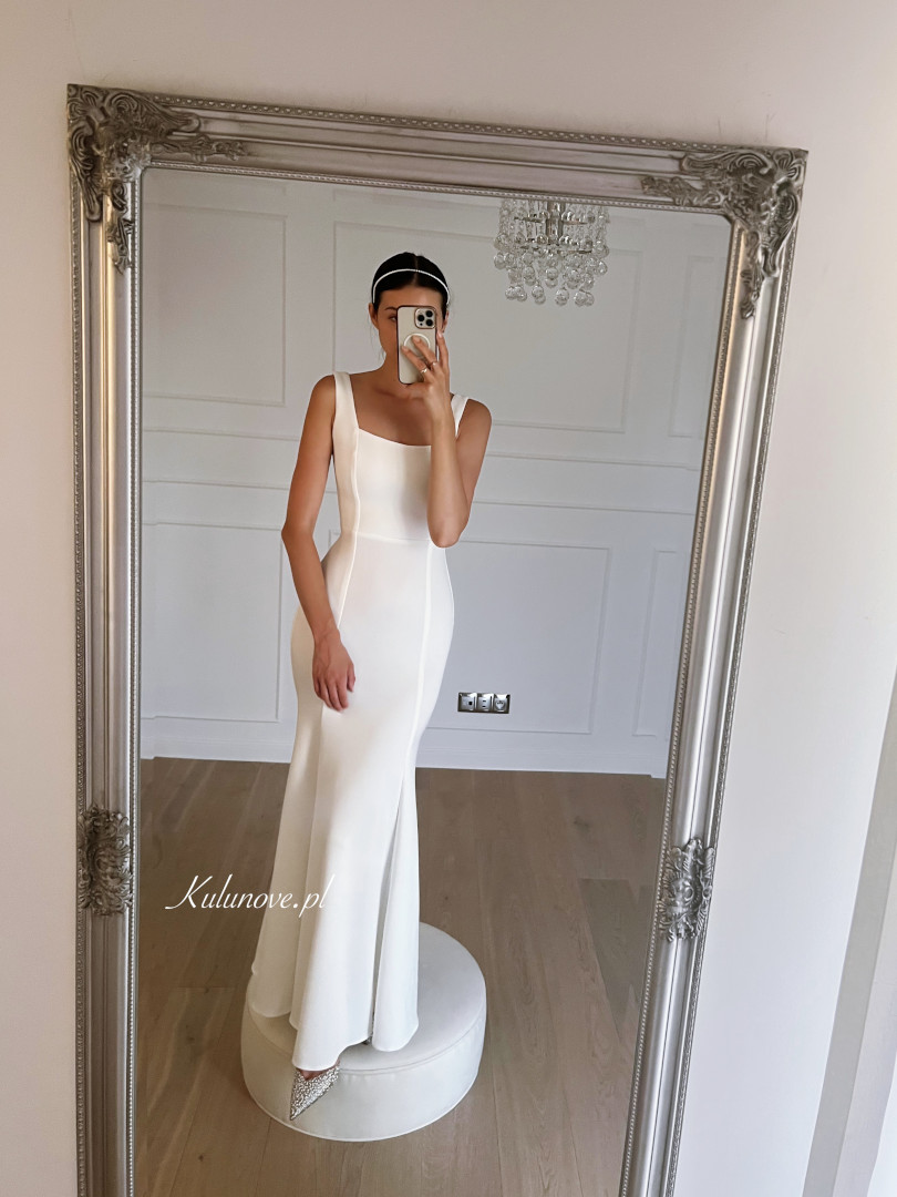 Mila - fitted fishtail wedding dress with karo neckline on thicker straps in ecru color - Kulunove image 1