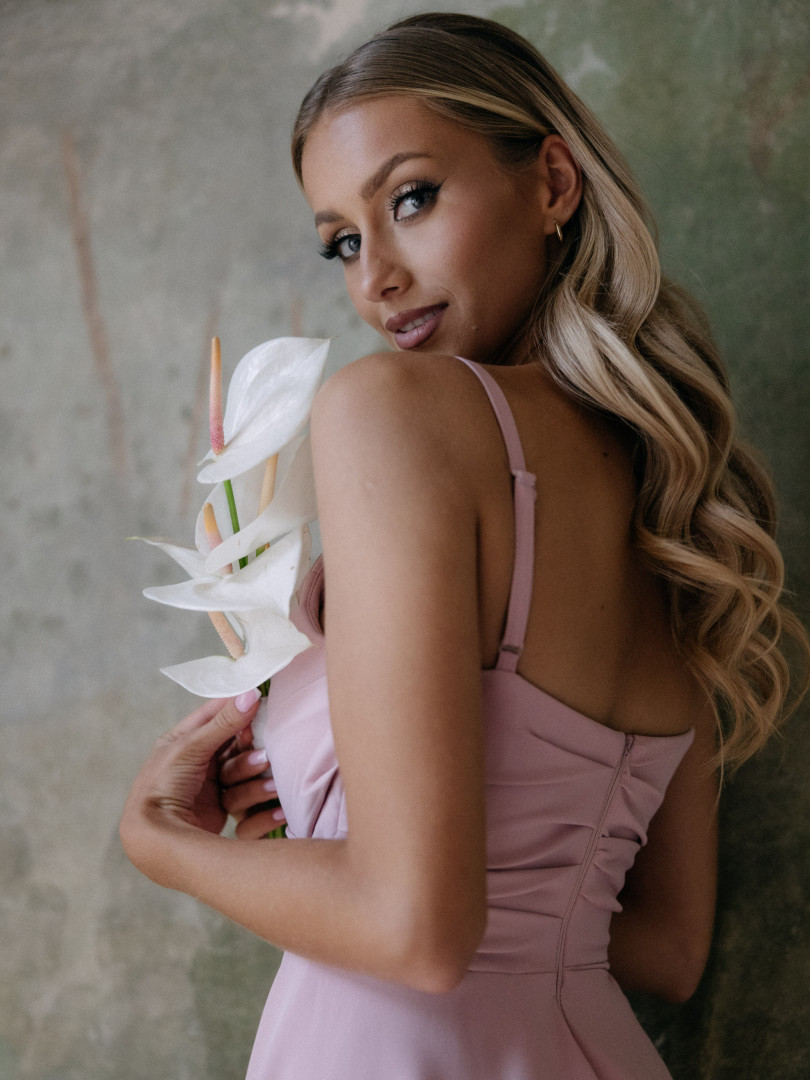 Odetta - romantic midi dress in dirty pink with a corset top and airy bottom - Kulunove image 2