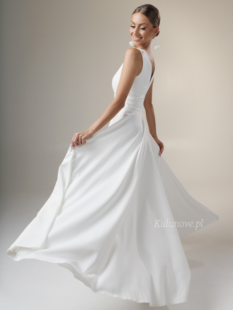 Nora maxi - flared maxi wedding dress with built-in neckline - Kulunove image 4