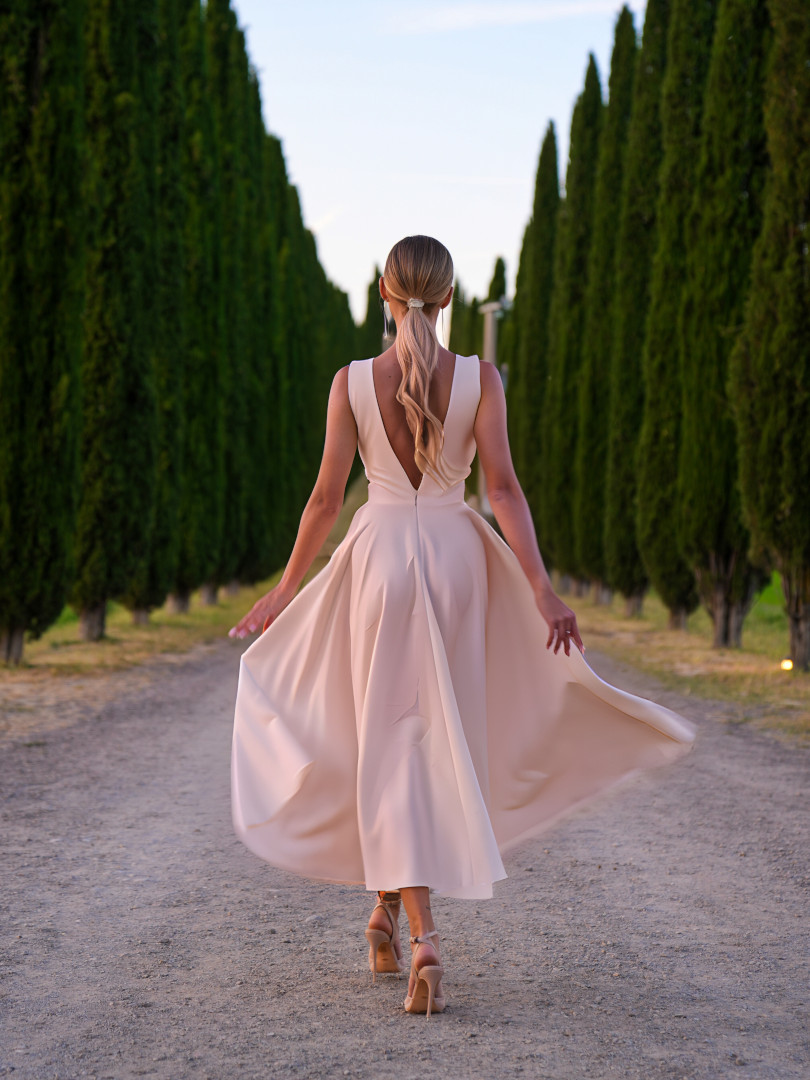 Prima - built-in light beige midi length dress with back neckline - Kulunove image 2