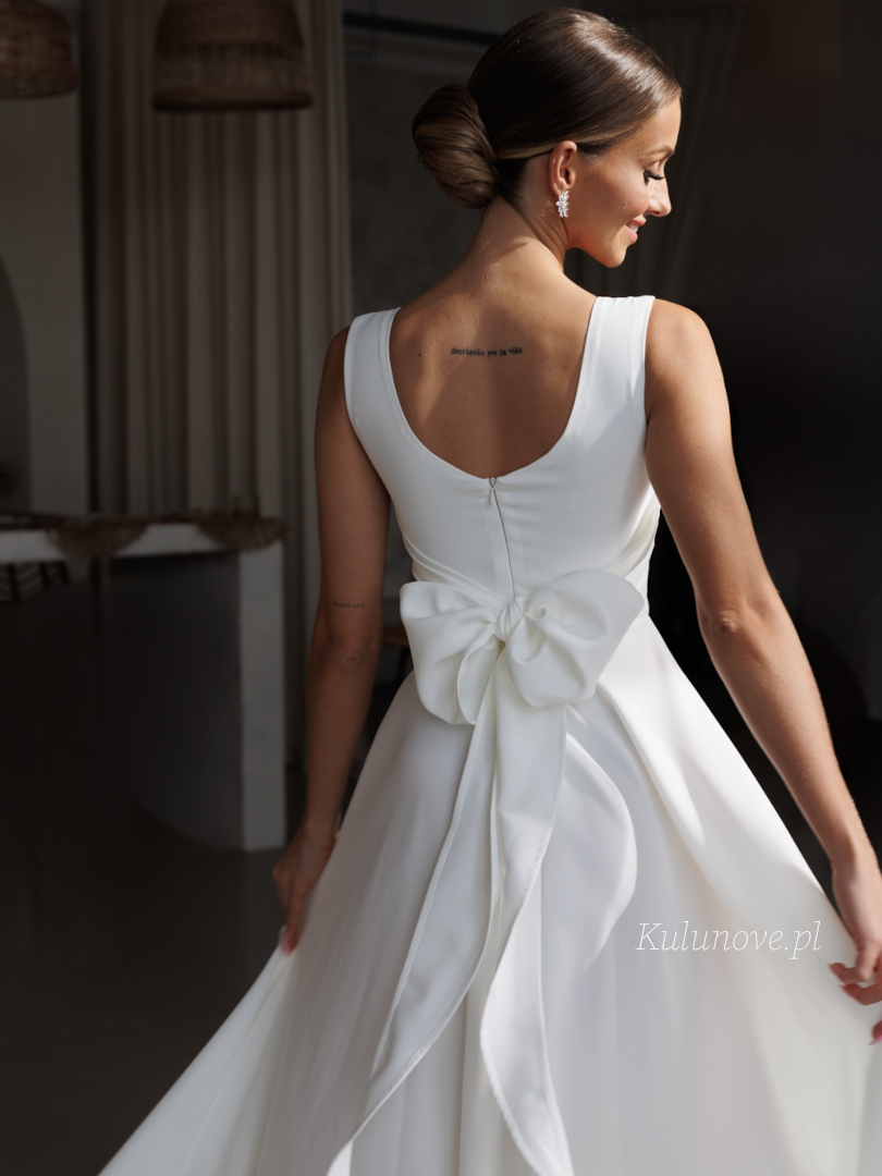 Josette - ecru dress with karo neckline with leg slit and bow - Kulunove image 2