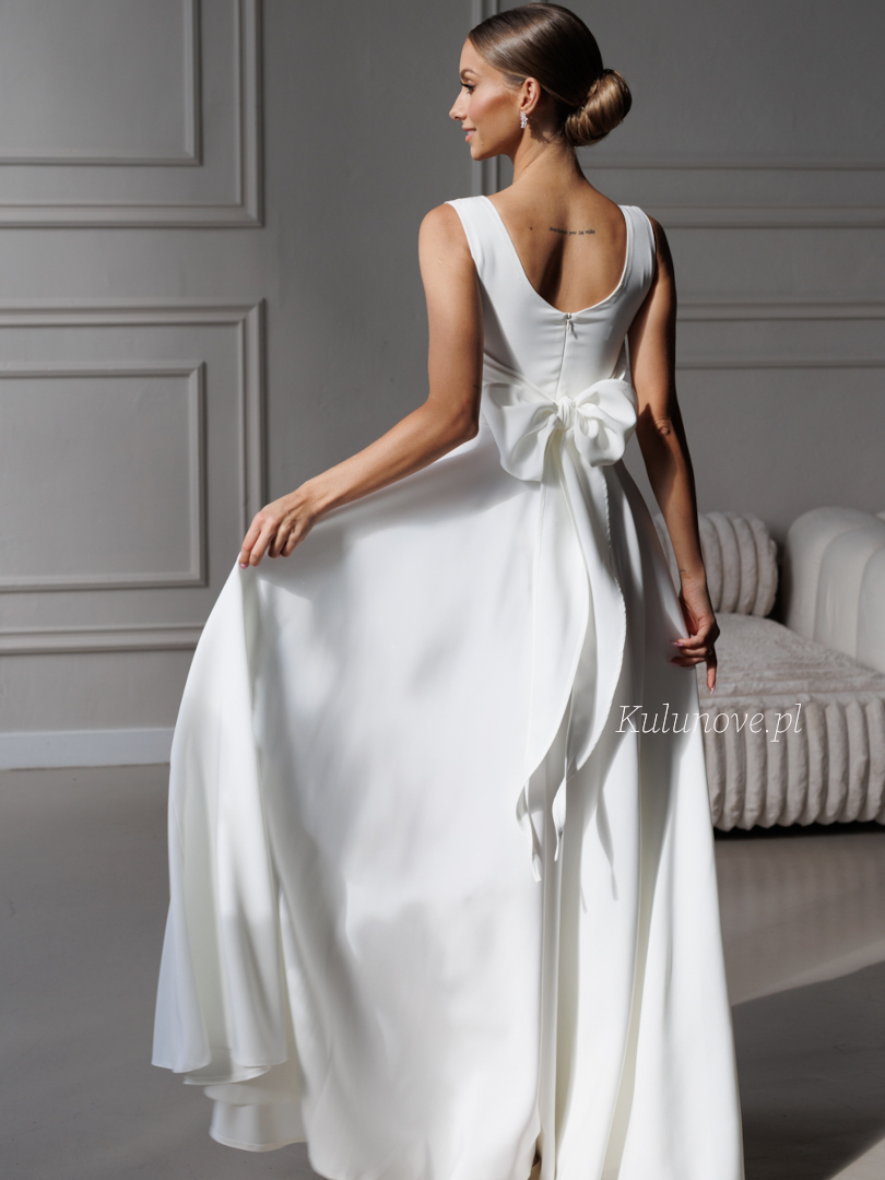 Josette - ecru dress with karo neckline with leg slit and bow - Kulunove image 1