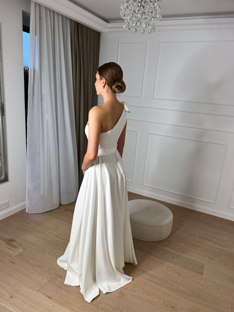 Helen- a striking one-shoulder wedding dress with a bow and a simple bottom. - Kulunove image 3