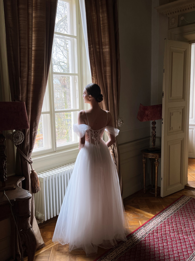 Evelyn - airy tulle corset wedding dress in boho style with falling sleeves - Kulunove image 2