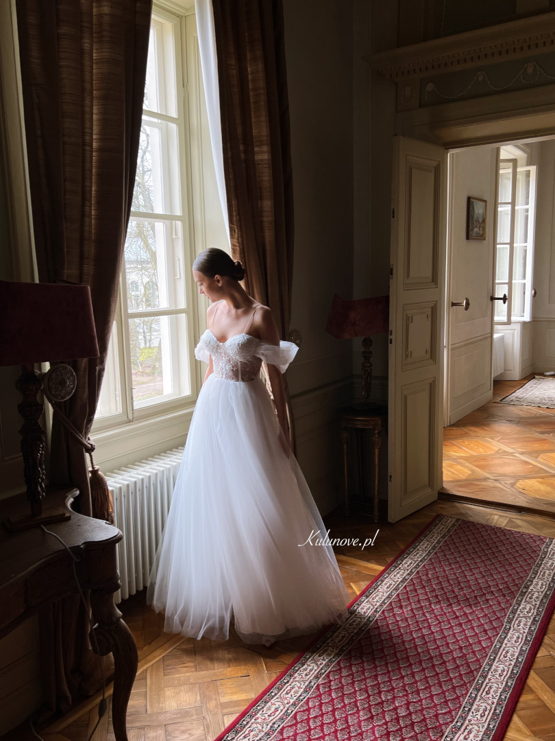 Evelyn - airy tulle corset wedding dress in boho style with falling sleeves - Kulunove image 4