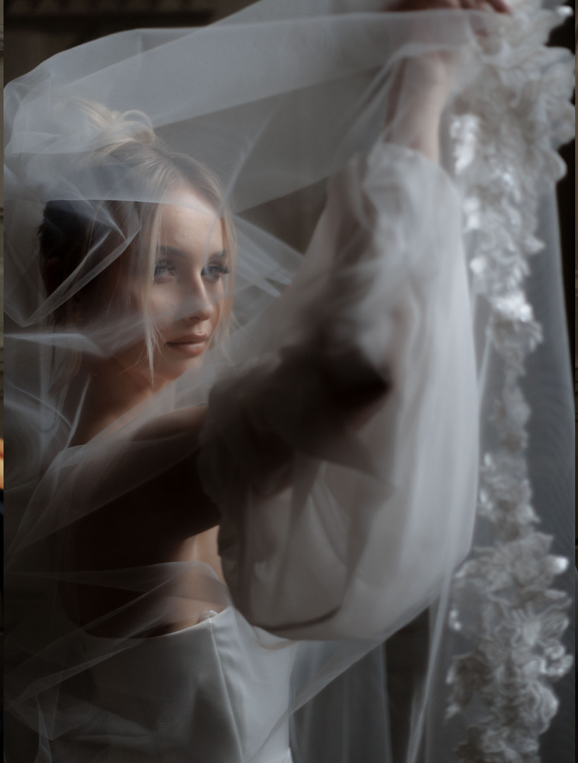 Cathedral wedding veil decorated with lace - Kulunove image 3