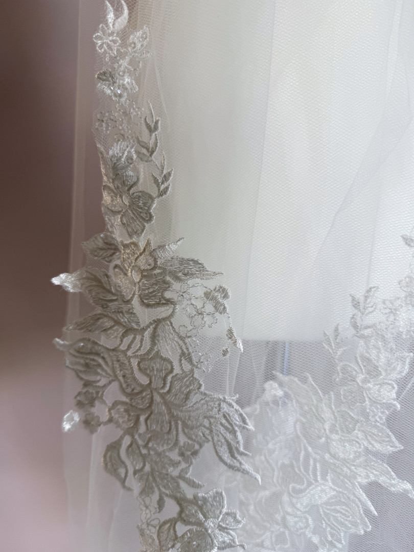 Cathedral wedding veil decorated with lace - Kulunove image 2