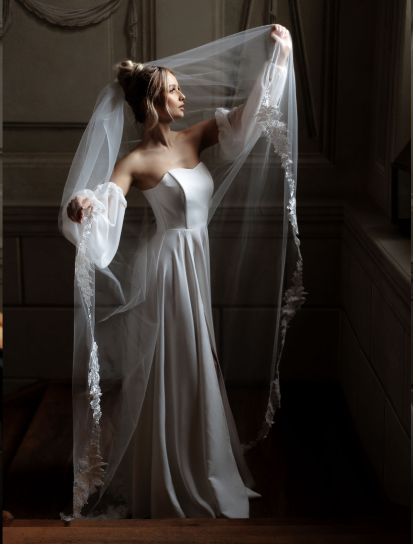 Cathedral wedding veil decorated with lace - Kulunove image 1