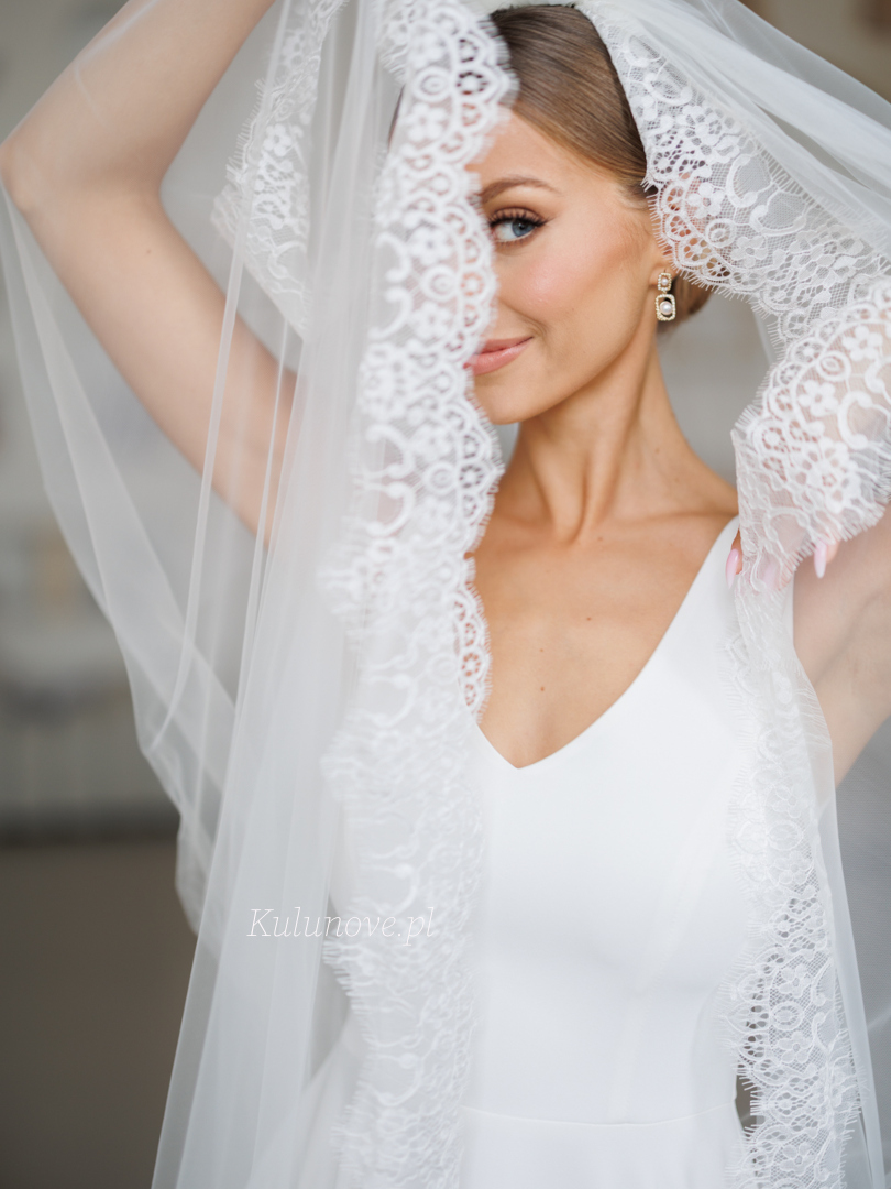 Cathedral wedding veil decorated with French lace - Kulunove image 1