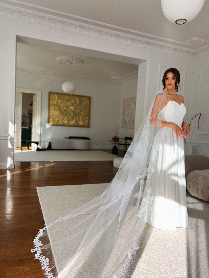 Long cathedral veil with floral lace on ecru edges - Kulunove image 4