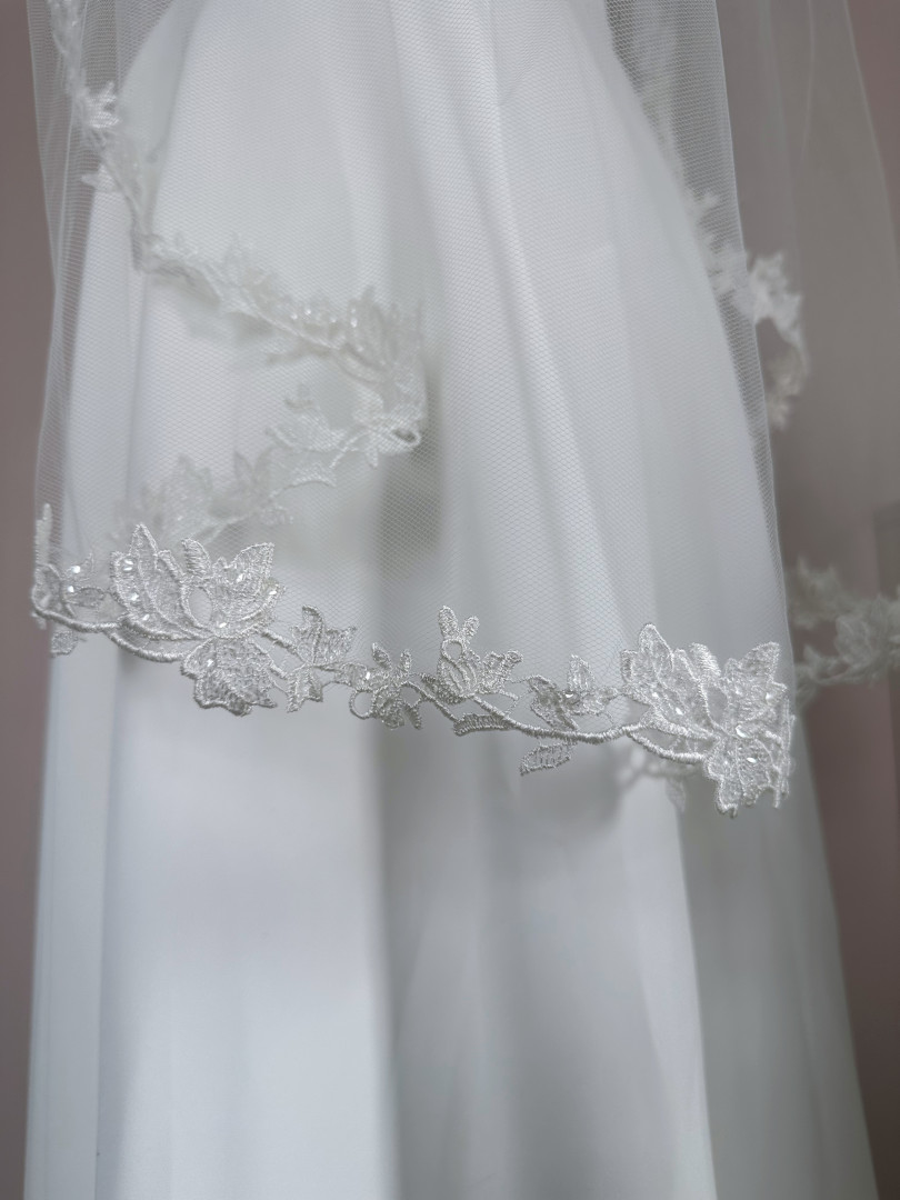 Short veil with flower lace trimmed from the crest - Kulunove image 2