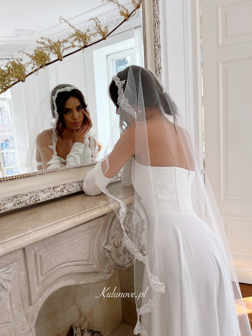 Long Spanish veil decorated with lace around the edges - Kulunove image 3