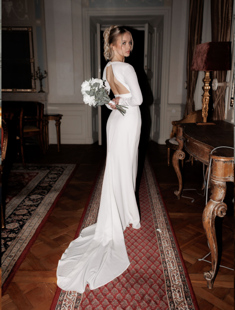 Zenaida - fishnet-shaped wedding dress with open back and train - Kulunove image 1