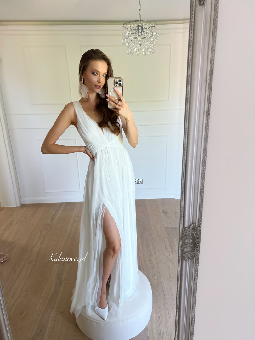 Zendaya - long ethereal ecru wedding dress with thicker straps tied at the waist - Kulunove image 1