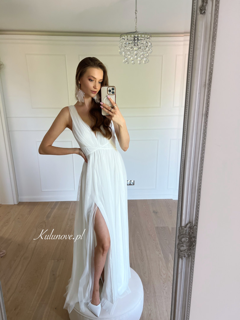 Zendaya - long ethereal ecru wedding dress with thicker straps tied at the waist - Kulunove image 3